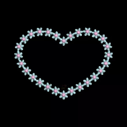 Motif de broderie machine couronne cœur en fleurs, design floral romantique, fond noir.