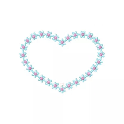 Motif de broderie machine couronne cœur en fleurs, design floral romantique, fond blanc.