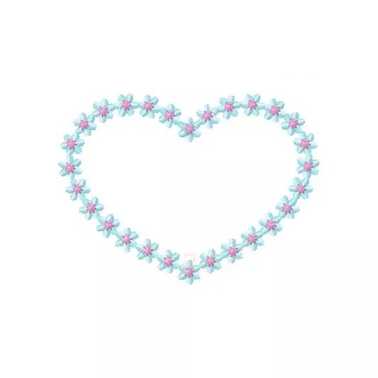 Motif de broderie machine couronne cœur en fleurs, design floral romantique, fond blanc.