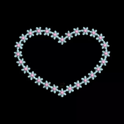 Motif de broderie machine couronne cœur en fleurs, design floral romantique, fond noir.