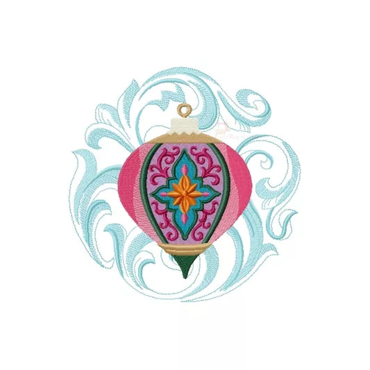 Motif d’ornement de Noël brodé. Ce design en forme de boule présente une bordure rose éclatante et un panneau central orné d’un motif floral symétrique aux couleurs vibrantes : bleu, vert, orange et violet. Les extrémités dorées et vertes évoquent les décorations traditionnelles, tandis que l’arabesque bleu clair en arrière-plan apporte une touche de légèreté et d’élégance.