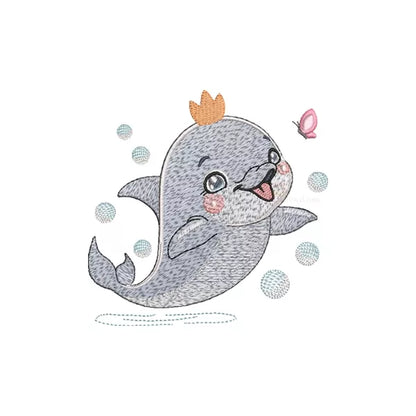 Ce motif de broderie machine  représente un bébé dauphin gris coiffé d’une petite couronne orange, jouant joyeusement avec un papillon rose parmi des bulles bleutées.