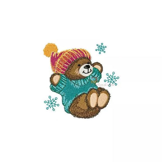 Motif de broderie machine représentant un ourson brun vêtu d’un chandail turquoise et d’un bonnet hivernal coloré. Le design inclut des flocons de neige bleus, évoquant une ambiance hivernale douce et festive.