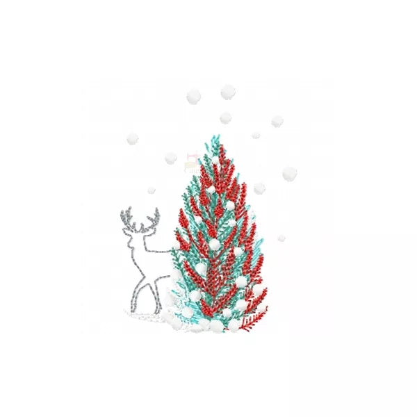 L'image représente un motif de broderie de Noël.
On peut y voir un sapin de Noël décoré de rouge et de bleu, avec des ornements blancs.
Un renne stylisé, réalisé avec des points brillants, se tient à gauche de l'arbre.
De la neige tombe et s'accumule au pied du sapin et du renne.
Le design donne une impression de fête et d'hiver.