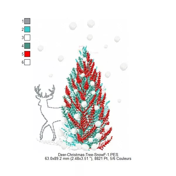 L'image représente un motif de broderie de Noël. Information taille 1 - 
On peut y voir un sapin de Noël décoré de rouge et de bleu, avec des ornements blancs.
Un renne stylisé, réalisé avec des points brillants, se tient à gauche de l'arbre.
De la neige tombe et s'accumule au pied du sapin et du renne.
Le design donne une impression de fête et d'hiver.