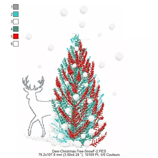 L'image représente un motif de broderie de Noël. Information taille 2 - 
On peut y voir un sapin de Noël décoré de rouge et de bleu, avec des ornements blancs.
Un renne stylisé, réalisé avec des points brillants, se tient à gauche de l'arbre.
De la neige tombe et s'accumule au pied du sapin et du renne.
Le design donne une impression de fête et d'hiver.