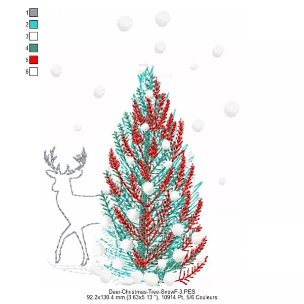 L'image représente un motif de broderie de Noël. Information taille 3 - 
On peut y voir un sapin de Noël décoré de rouge et de bleu, avec des ornements blancs.
Un renne stylisé, réalisé avec des points brillants, se tient à gauche de l'arbre.
De la neige tombe et s'accumule au pied du sapin et du renne.
Le design donne une impression de fête et d'hiver.